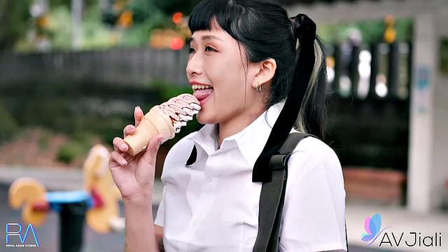 Han Yan Teases in AV Jiali