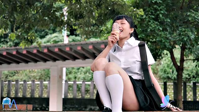 Han Yan Teases in AV Jiali