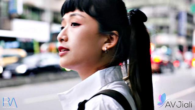 Han Yan Teases in AV Jiali