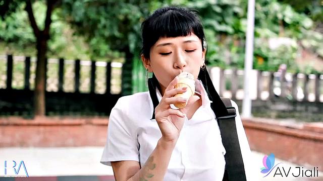 Han Yan Teases in AV Jiali