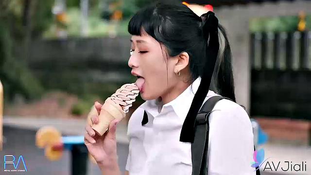 Han Yan Teases in AV Jiali