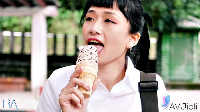 Han Yan Teases in AV Jiali