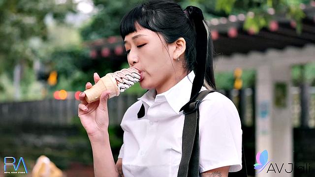 Han Yan Teases in AV Jiali