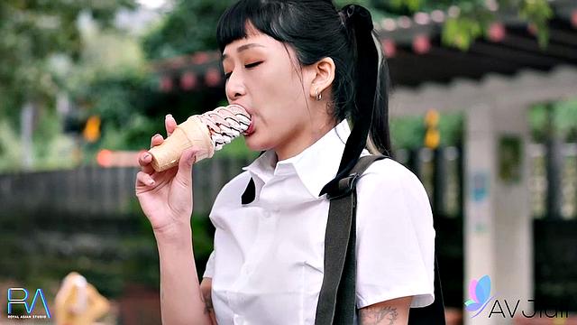 Han Yan Teases in AV Jiali
