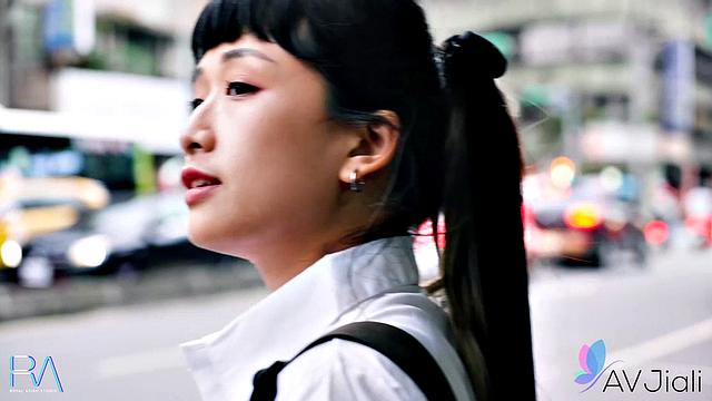 Han Yan Teases in AV Jiali