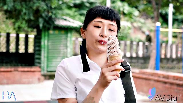 Han Yan Teases in AV Jiali