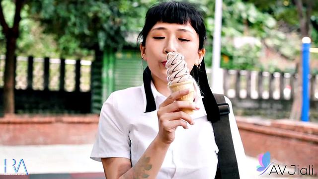 Han Yan Teases in AV Jiali