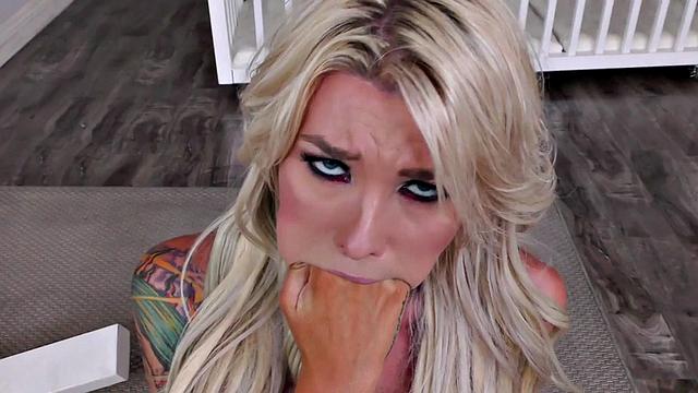 Татуированная трансика запивает сперму, а про презервативы давно забыла