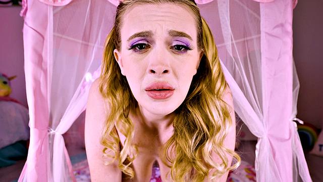 Линдси строит скромницу, но с такими сиськами ей не верят