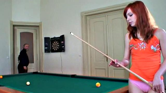 рыжая шлюшка сносит деду крышу в жёстком табу-сексе