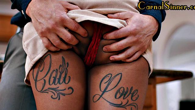 страстная мулатка развлекается на кухне и жадно сосёт член