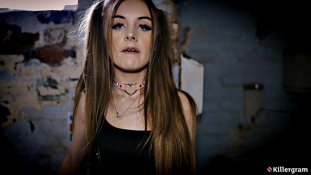 Baby Kxtten отдается друзьям своего хозяина и получает сперму на лицо в первой сцене с Джонни Кейном.