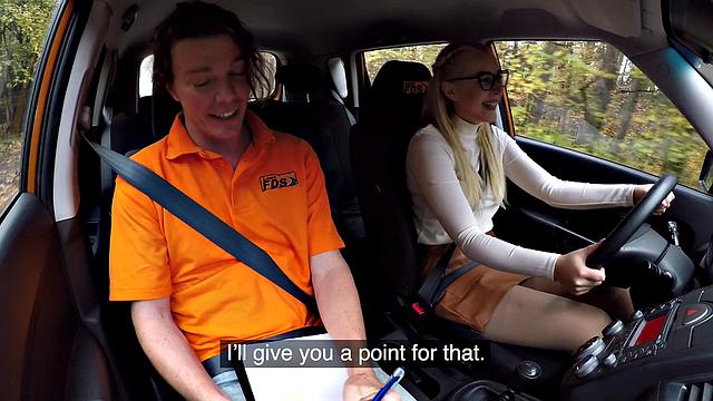 блондинка в очках трахается в машине на свежем воздухе