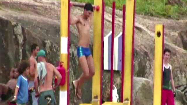 пятеро взрослых мужиков, кровать трещит раньше всех