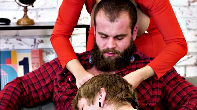 Bisex dudes fuck busty MILF in threesome in pussy hole