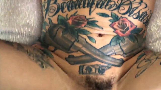 Татуированная зрелая в сетке делает глубокий минет и трахается POV