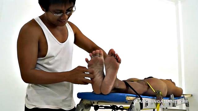 Джейви на стуле, связан и щекочут ноги по-гейски.