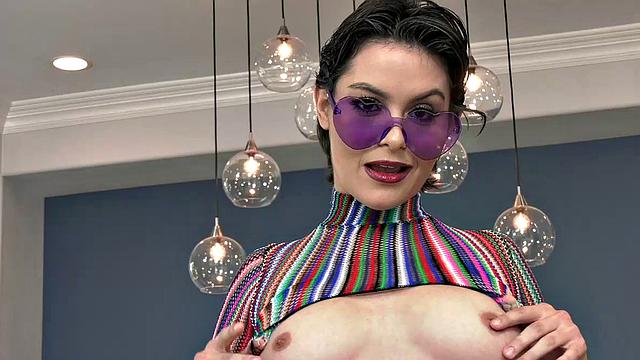 брюнетка с натуральной грудью трахается в анал и тверкает с tommy pistol