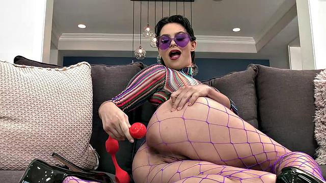 Natural Tits Brunette Gets Anal and Twerks Hardcore with Tommy Pistol