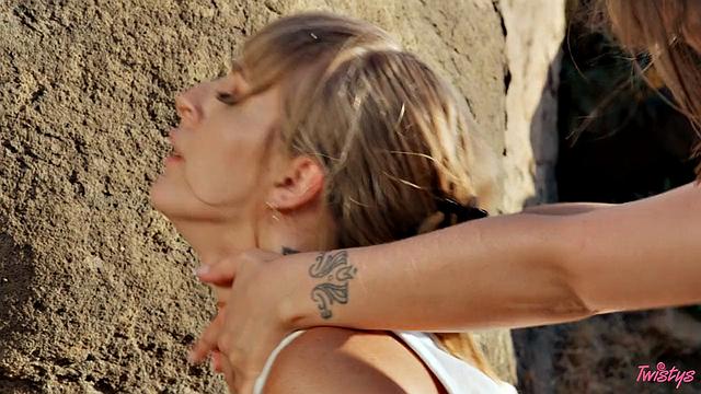 Подруги отрываются на природе: Angel Youngs облила сиськи водой, Tommy King показывает чудеса со страпоном - вот такие у них походы с сюрпризами!