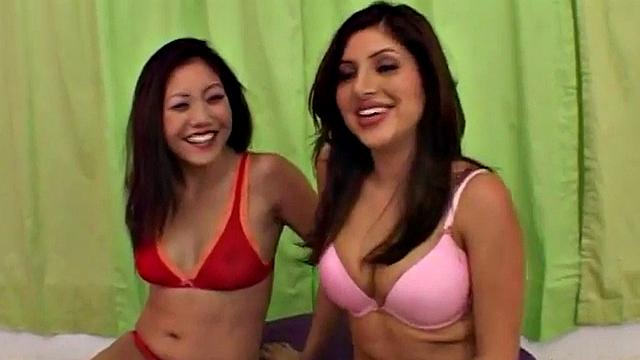 смотри, как эта пышная телка лижет жопу и меняется спермой