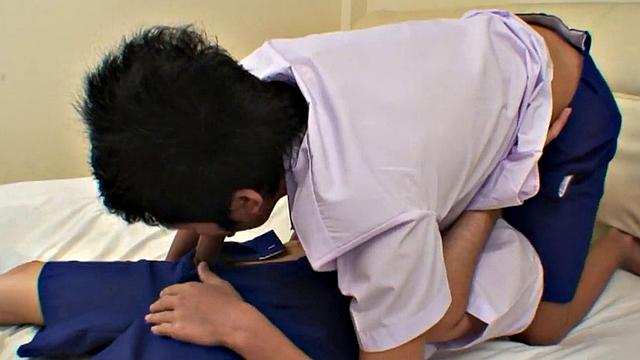 Худой азиат получает голый залив после страстного 69 и золотого дождя