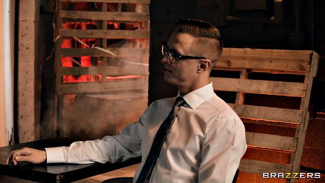 Мона Азар собирает пятерых в костюмах и устраивает первый групповой трах в жизни, всё по взрослому и жёстко.