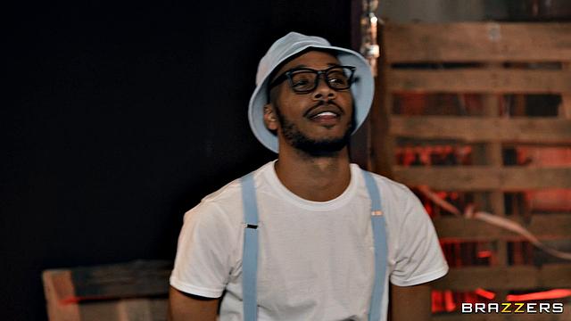 Мона Азар собирает пятерых в костюмах и устраивает первый групповой трах в жизни, всё по взрослому и жёстко.