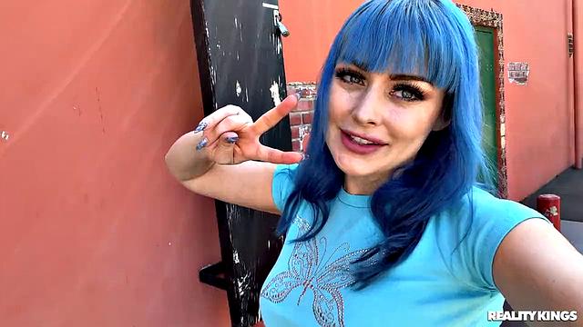 Две шлюхи набухались и устроили тройничок в баре, а Райан Рейд развлекается в отеле одна рукой - классика отпуска! 