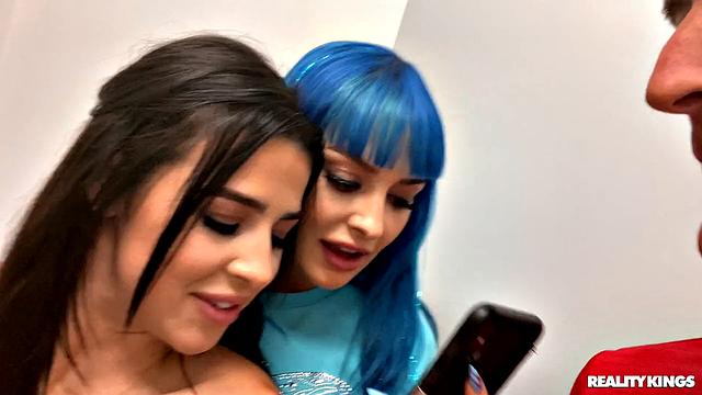 Две шлюхи набухались и устроили тройничок в баре, а Райан Рейд развлекается в отеле одна рукой - классика отпуска! 