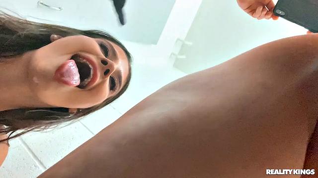 Две шлюхи набухались и устроили тройничок в баре, а Райан Рейд развлекается в отеле одна рукой - классика отпуска! 