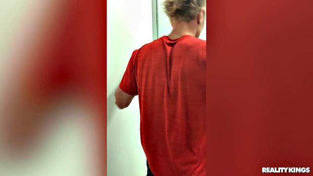 Две шлюхи набухались и устроили тройничок в баре, а Райан Рейд развлекается в отеле одна рукой - классика отпуска! 