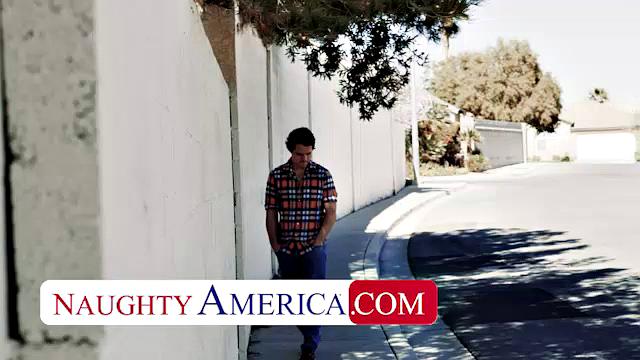 London River ловит кайф от большого члена, дождь ей не помеха