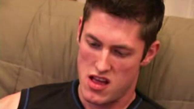 Марка Стерлинга заводит его огромный член, пробует предэякулят и кончает себе на лицо