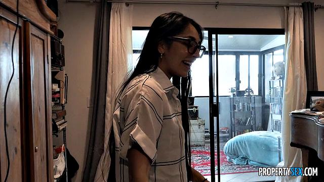 Брюнетка в очках впаривает хату и заодно крутит секс с клиентом в оранжерее - Мэдисон Уайлд показывает все свои преимущества для сделки с Чаком.