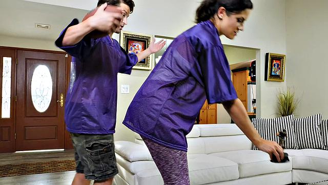 мачеха отмечает победу чемпиона на его члене