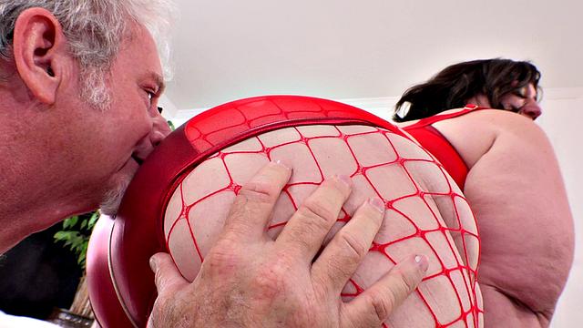 MILF Kylie Has Intense Denma Orgasm