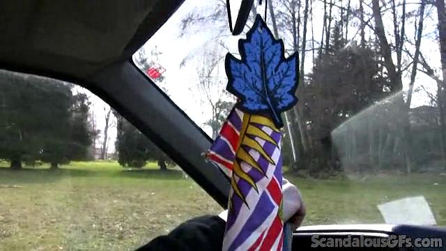 жгучая красотка жарко целует парня и скачет на нём в машине