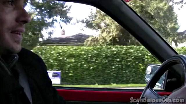 жгучая красотка жарко целует парня и скачет на нём в машине