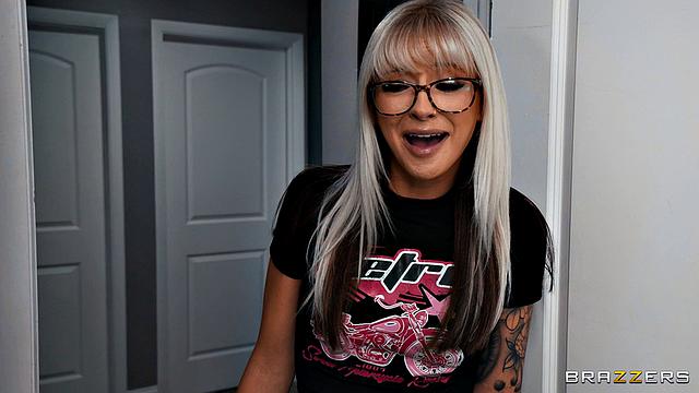 милфа спасает паренька от фейла с ширинкой и доводит до оргазма