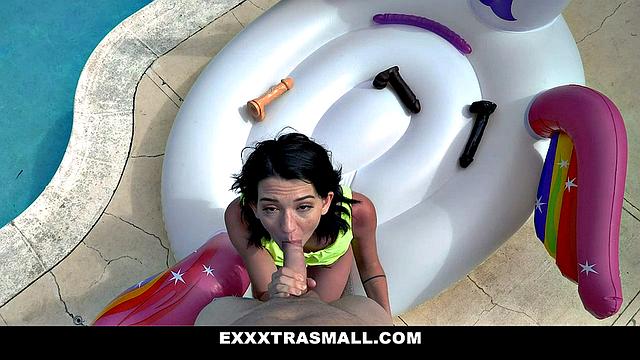 веснушчатая муза меняет игрушку на настоящий член у бассейна