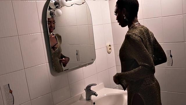 Short-haired ebony slut in stockings pleasing boyfriend's cock