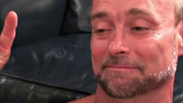 Джон срывается в руках у зрелого мужика