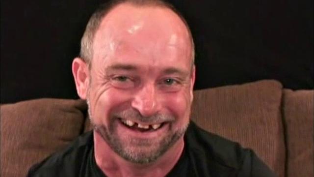 Джон срывается в руках у зрелого мужика