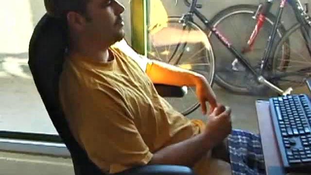 Тони дрочит, будто ему есть куда пойти, но некуда