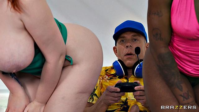 Геймеру не дали доиграть - две шлюшки переключились на его джойстик