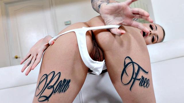 Leigh Raven получает по полной и шутит про свой зад