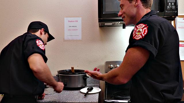 Мускулистые пожарные трахаются на кухонной столешнице