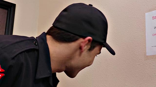 Мускулистые пожарные трахаются на кухонной столешнице