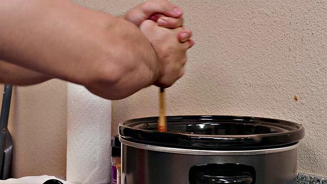 Мускулистые пожарные трахаются на кухонной столешнице